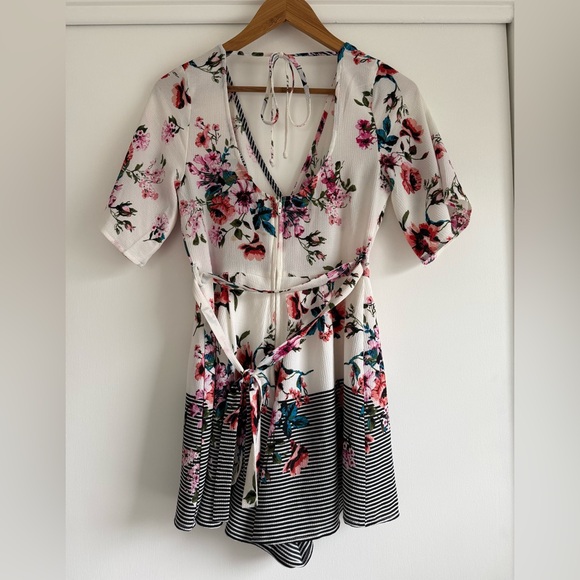 Floral Romper Women’s V-Neck Short Sleeve Boho Summer Romper Size XS/S - Picture 9 of 13